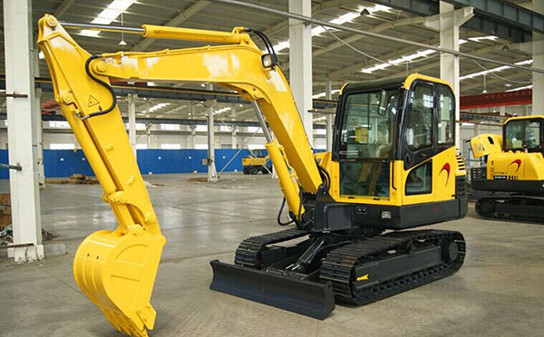 如何对小型挖掘机进行清洁，措施是什么