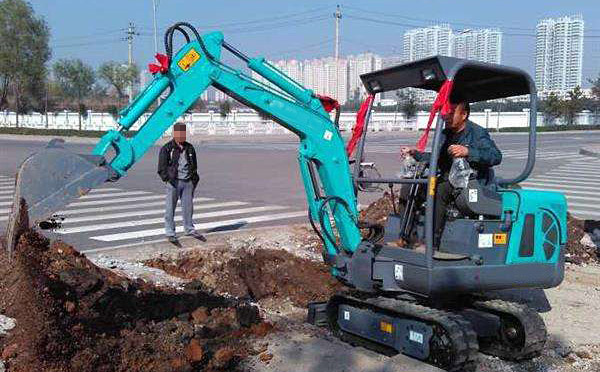 小型挖掘机出现动力不足的原因是什么 应该怎么办