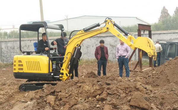 小挖机施工挖掘无力是什么原因，面对这样的情况应该怎么办