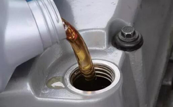 如何识别小型挖掘机识别液压油质量