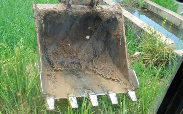 低成本，仅仅20元，彻底解决挖掘机铲斗粘泥难题