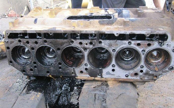 小挖掘机机油又进水的5点关键原因