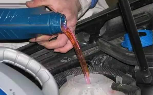 挖掘机使用防冻液可能忽略的地点因素