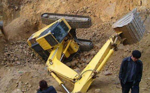 小挖掘机出现翻车情况应该怎么处理 要注意什么问题