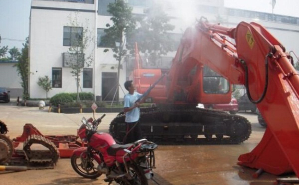 挖掘机清洗也有讲究  示范正确清洗方法