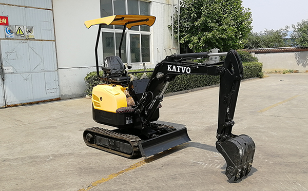 小型挖掘机在果园中的选择方式 装卸作业中应该注意的事项