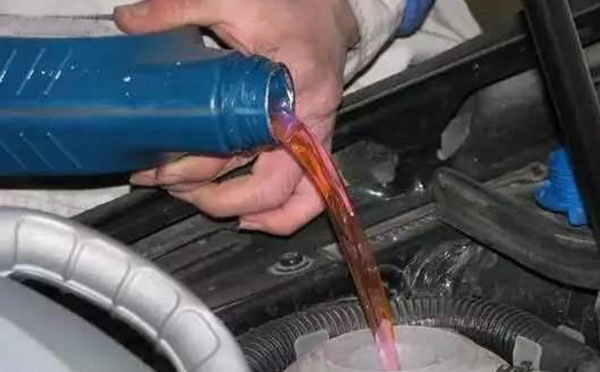 挖掘机防冻液正确使用的方法