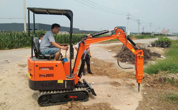 如何降低履带小挖机行走部件的磨损