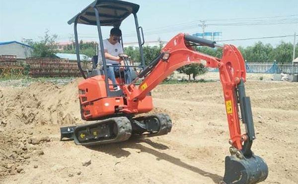 履带式小型挖掘机